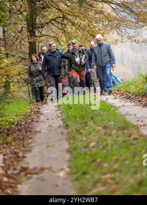 Wendehausen, Deutschland. November 2024. Bodo Ramelow (3. Von links, Linkspartei), amtierender Ministerpräsident Thüringens, nimmt an einer Wanderung auf dem Säulenweg auf dem Grünen Gürtel Teil. Anlässlich des 35. Jahrestages des Mauerfalls finden im Freistaat Gedenkveranstaltungen statt. Quelle: Michael Reichel/dpa/Alamy Live News Stockfoto