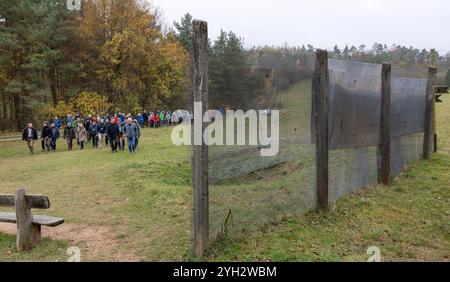 Wendehausen, Deutschland. November 2024. Bodo Ramelow (5. Von rechts, Linkspartei), amtierender Ministerpräsident Thüringens, nimmt an einer Wanderung entlang des Säulenweges auf dem Grünen Gürtel Teil. Anlässlich des 35. Jahrestages des Mauerfalls finden im Freistaat Gedenkveranstaltungen statt. Quelle: Michael Reichel/dpa/Alamy Live News Stockfoto