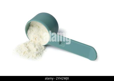 Proteinpulver und Messlöffel isoliert auf weiß Stockfoto