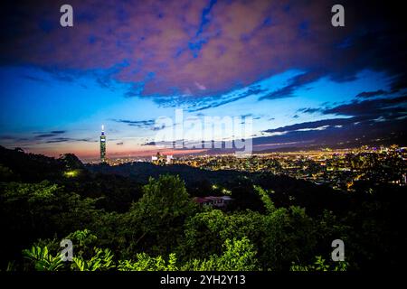 Dämmerung über Taipei Stadtbild mit Taipeh 101 Stockfoto