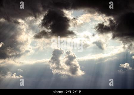 Lichtstrahlen brechen durch stürmische Wolken Stockfoto