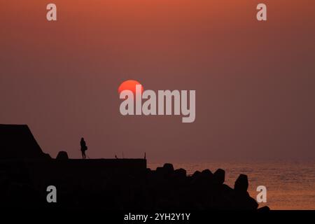 Ruhiger Sonnenuntergang über der Küste Stockfoto
