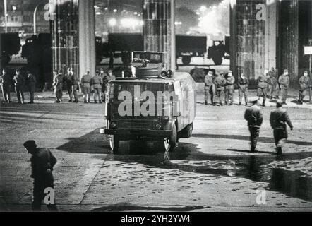 Fall der Berliner Mauer, DDR-Grenzsoldaten riegeln nachts das Brandenburger Tor ab, Ostberlin, 10. November 1989 DDR, Ostberlin, Nacht vom 10. Auf den 11. November 1989, DDR-Grenztruppen riegeln das Brandenburger Tor ab, fahren Wasserwerfer auf, Blick von der Berliner Mauer Richtung DDR, Osten, bedrohlich, Pariser Platz, 24 Stunden nach dem Mauerfall, Mauerfall, Maueröffnung, Grenzoeffnung, Mauer, Grenze, DDR-Grenze, historische Stunde, Wende, Wendezeit, nachts, November 1989, Geschichte, Politik, 80er Jahre, 1980er, Achtziger Jahre, Zeitgeschichte, historisch, *** Fall der Berliner Mauer, GD Stockfoto