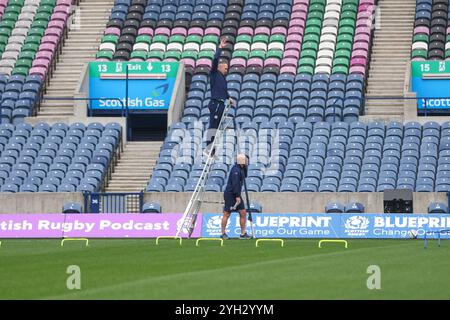 Edinburgh, Schottland. November 2024. Der schottische Trainer wartet beim Scotland Team Run im Murrayfield Stadium vor dem Spiel gegen Südafrika auf den Ball. Quelle: Connor Douglas/Alamy Live News Stockfoto