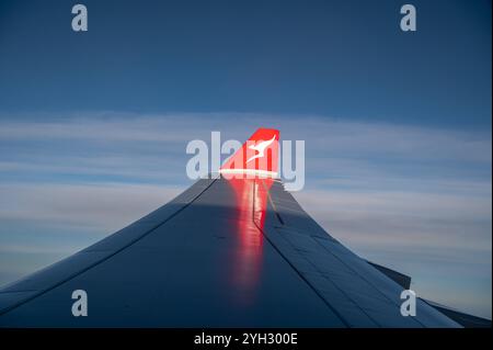 02.11.2024, Australien - Blick aus einem Passagierflugzeug vom Typ Airbus A330-200 der australischen Qantas Airways auf die Tragflaeche und Winglet mit Flying Känguru Logo waehrend des Fluges. *** 02 11 2024, Australien Ansicht eines Airbus A330 200 Passagierflugzeugs der Australian Qantas Airways auf dem Flügel und Winglet mit Flying Känguru Logo während des Fluges Stockfoto