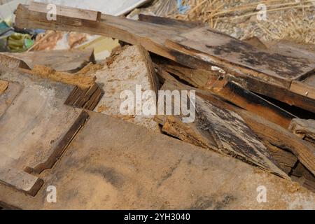 Blick auf zerlegte Möbel und zerbrochene Holzdielen, verstreut in einem Haufen Holzschutt. Stockfoto