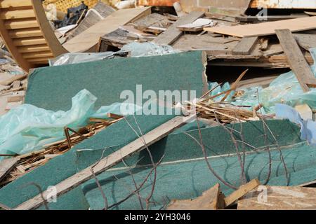 Demontierte Möbel und zerrissene Holzdielen sind in einer Nahaufnahme eines Haufens von Holzschutt dargestellt. Stockfoto