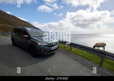 dacia Jogger Car mpv parkte am Straßenrand auf dem wilden atlantic Way Keem achill Island, County Mayo, republik irland Stockfoto