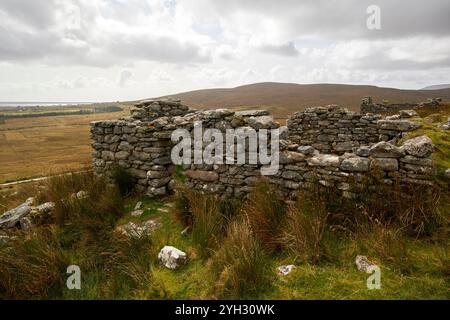 Die Ruinen eines Hauses aus Stein im verlassenen Dorf achill Island, County Mayo, republik irland Stockfoto