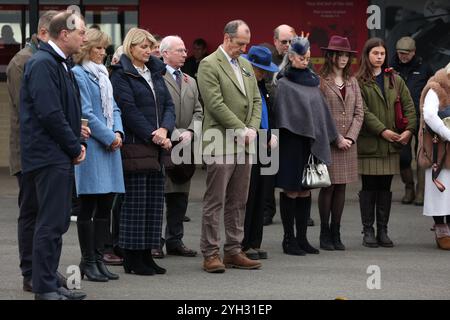 Die Rennfahrer legen zum Gedenktag auf der Wincanton Racecourse zwei Schweigeminuten ein. Bilddatum: Samstag, 9. November 2024. Stockfoto