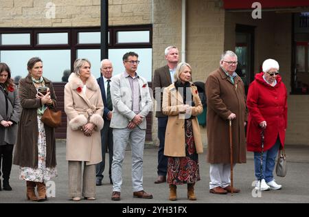 Die Rennfahrer legen zum Gedenktag auf der Wincanton Racecourse zwei Schweigeminuten ein. Bilddatum: Samstag, 9. November 2024. Stockfoto