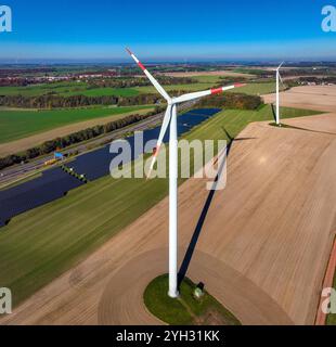 Glauchau, Sachsen, Deutschland - Windturbinen, Windpark und Solarpark an der Autobahn A4 bei Glauchau. Stockfoto