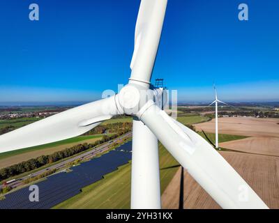 Glauchau, Sachsen, Deutschland - Windturbinen, Windpark und Solarpark an der Autobahn A4 bei Glauchau. Stockfoto