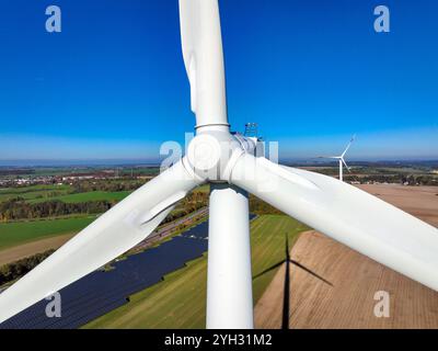 Glauchau, Sachsen, Deutschland - Windturbinen, Windpark und Solarpark an der Autobahn A4 bei Glauchau. Stockfoto