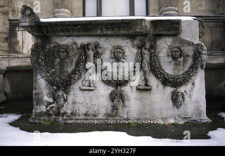 Römischer Sarkophag mit Reliefs von Gorgoneions und Girlanden, unterstützt von Eroten. Aus Byzanz. Marmor. 2. Jahrhundert n. Chr. Breite: 342 cm, Höhe 243 cm. Innenhof des Archäologischen Museums von Istanbul. Türkei. Stockfoto