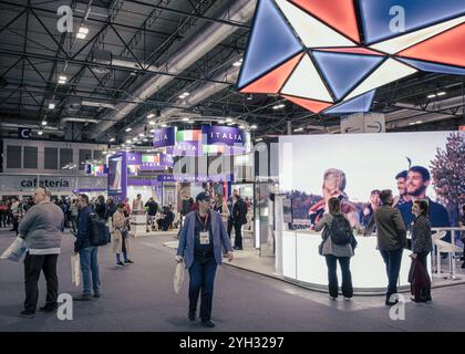 Madrid, Spanien, 25. Januar 2024: Geschäftige Szene im FITUR mit Italien Pavillon und Besuchernetzwerk Stockfoto