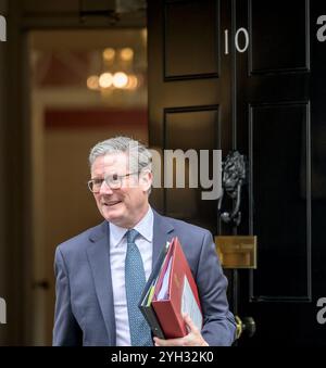 Sir Keir Starmer - britischer Premierminister - verlässt die Downing Street 10 für Fragen des Premierministers im Parlament am 30. Oktober 2024 Stockfoto