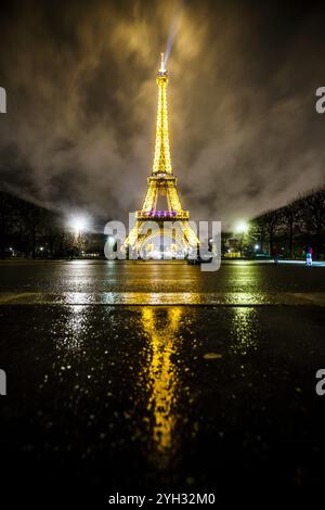 Eiffelturm bei Nacht im Regen Stockfoto