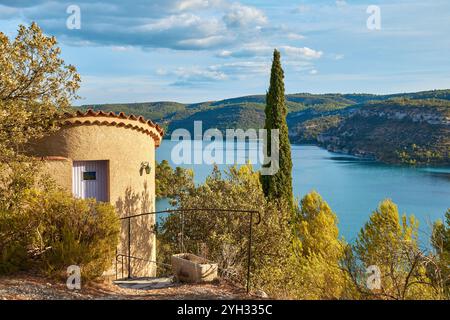 Blick auf den Esparron-See in den Schluchten des Verdon, Provence, Südfrankreich. Stockfoto