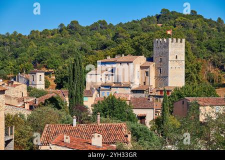 Blick auf das Dorf Esparron-de-Verdon und das Chateau d'Esparron in den Schluchten des Verdon, Provence, Frankreich. Stockfoto