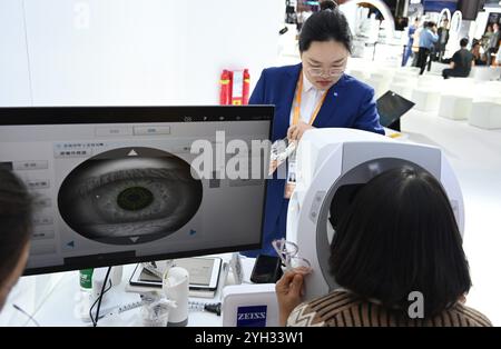 Shanghai. November 2024. Ein Besucher probiert ein Optometrie-Gerät während der 7. China International Import Expo (CIIE) im ostchinesischen Shanghai am 8. November 2024 aus. Auf der laufenden 7. CIIE werden eine Reihe von Präzisionsinstrumenten, Produkten und Verarbeitungsgeräten gezeigt, die bei den Besuchern große Aufmerksamkeit auf sich ziehen. Quelle: Huang Xiaoyong/Xinhua/Alamy Live News Stockfoto