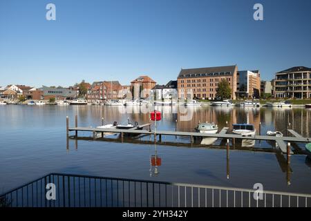 Freizeithafen, Liegeplätze, Motorboote, leer, Ostfriesland, Deutschland, Europa Stockfoto