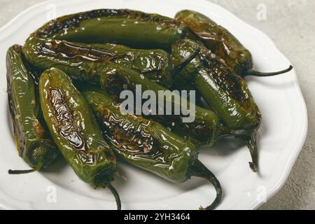 Gebratener Padron-Pfeffer, in einer Pfanne, mit Olivenöl und Meersalz, hausgemacht, keine Leute Stockfoto