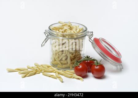 Strozzapreti, italienische Pasta in Glasbehältern, Italien, Europa Stockfoto