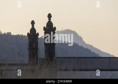 Die Carola-Brücke ist eine 187 m lange Eisenbahnbrücke, die die Elbe zwischen Bad Schandau und Rathmannsdorf am Flusskilometer 11.86., Carola-Brücke B, überspannt Stockfoto