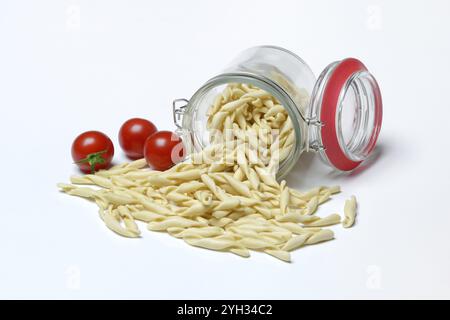 Strozzapreti, italienische Pasta in Glasbehältern, Italien, Europa Stockfoto