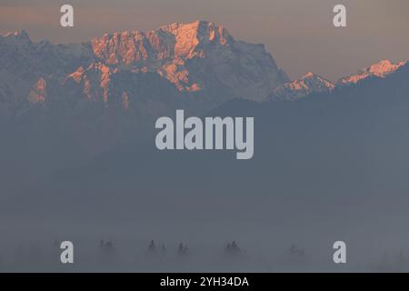 Bergmassiv, Morgenlicht, Nebel, Dunst, Frühling, Schnee, Blick von Murnau bis Zugspitze, Wettersteinkette, Bayern, Deutschland, Europa Stockfoto