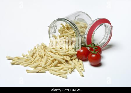 Strozzapreti, italienische Pasta in Glasbehältern, Italien, Europa Stockfoto