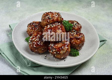 Tsukune, japanische Fleischbällchen, gehacktes Huhn, gebraten auf einem Spieß, mit Yakitori-Sauce, hausgemacht, keine Leute Stockfoto