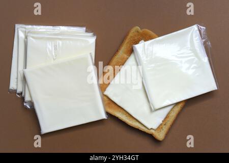 Käsescheiben mit Toast, verarbeiteter Käse in Verpackung Stockfoto