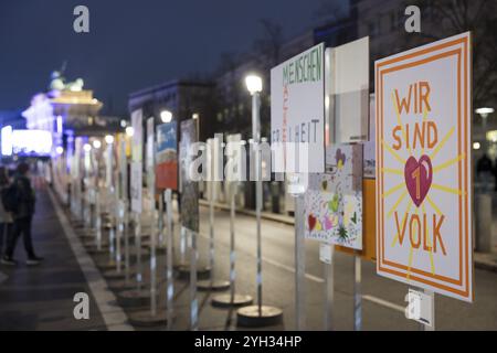 Von Kindern gemalte Schilder mit den Worten Menschen machen Freiheit und Wir sind 1 Volk anlässlich des 35. Jahrestages des Mauerfalls, 8 N Stockfoto