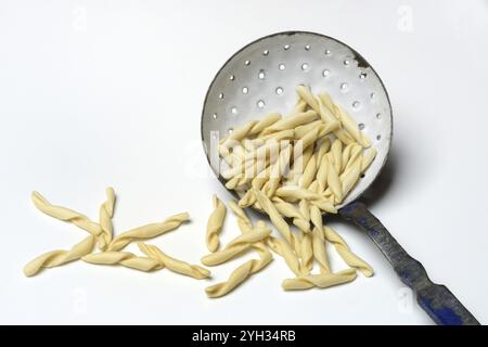 Strozzapreti, rohe italienische Pasta im Sieb, Italien, Europa Stockfoto