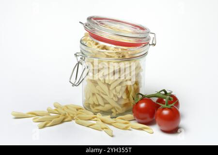 Strozzapreti, italienische Pasta in Glasbehältern, Italien, Europa Stockfoto