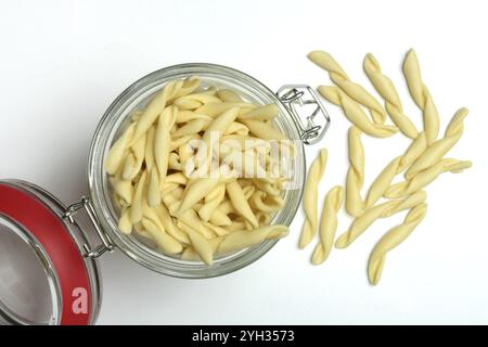 Strozzapreti, italienische Pasta in Glasbehältern, Italien, Europa Stockfoto