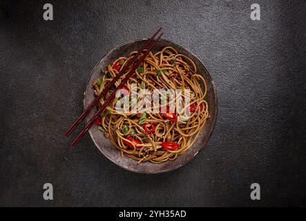 Udon-Nudeln, mit Shimeji-Pilzen, Gemüse, in Sauce, mit Sesamsamen, grüne Zwiebeln, asiatisches vegetarisches Essen, horizontal, ohne Menschen Stockfoto