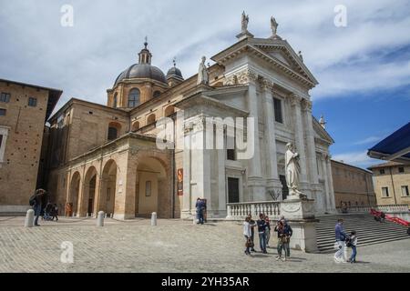 Die Kathedrale von Urbino ist eine römisch-katholische Kathedrale in Urbino, die der Himmelfahrt der Heiligen Jungfrau Maria gewidmet ist, Urbino, Marken, Italien, E. Stockfoto