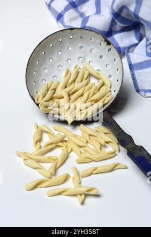 Strozzapreti, rohe italienische Pasta im Sieb, Italien, Europa Stockfoto