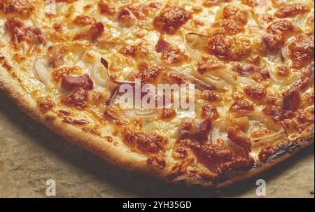 Flammkuchen, offener Kuchen, rechteckige Pizza, mit Käse und roten Zwiebeln, Speckscheiben, elsässisches Gericht, hausgemacht, keine Leute Stockfoto