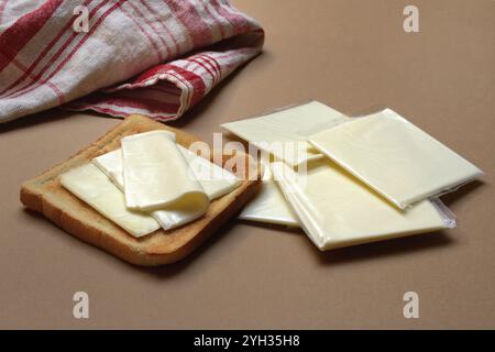 Käsescheiben mit Toast, verarbeiteter Käse in Verpackung Stockfoto