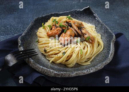 Spaghetti mit Muscheln, ohne Schale, Nudeln mit geschälten Muscheln, in Carbonara-Sauce, Mikrogrün, selbstgemacht, keine Leute Stockfoto