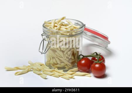 Strozzapreti, italienische Pasta in Glasbehältern, Italien, Europa Stockfoto