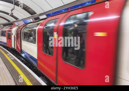 London U-Bahn-Plattform am Rand. Lackierte Warnung auf dem Boden. Der Zug fährt vorbei Stockfoto