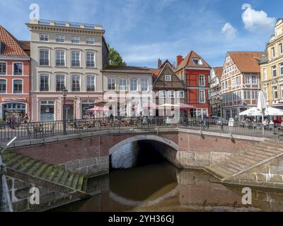 Gemauerte Tonnengewölbebrücke Hudebrücke und Treppe zur Schwinge sowie historische Fachwerkhäuser und Giebelhäuser in der alten Stockfoto