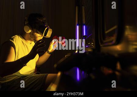 Gamer, der mit dem vr-Headset mit Videospiel-Controller spielt Stockfoto