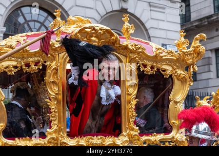 Geflügel, City of London, Vereinigtes Königreich. 9. November 2024. Die historische Lord Mayor’s Show ist über 800 Jahre alt und besteht heute aus Tausenden von Teilnehmern, die von Guildhall nach Westminster reisen. Der 696. Lord Mayor of London ist Alderman Alastair King of the Queenhithe Ward, der sich der Parade im Gold State Coach angeschlossen hat Stockfoto