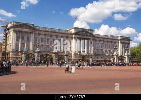 London, Vereinigtes Königreich, 12. Mai 2019: Massen versammeln sich vor dem Buckingham Palace, um den Wachwechsel in Europa zu beobachten Stockfoto